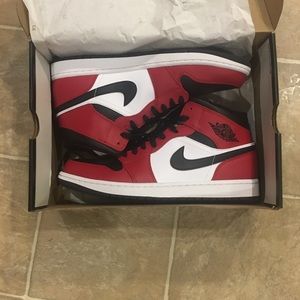 Air Jordan 1 Mid “Chicago - Black Toe” size 11.5